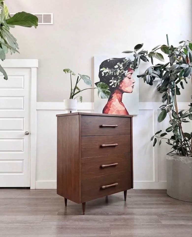 Vintage Mid Century 4-Drawer Faux Bois Chest of Drawers Dresser w/Sculptural Handles & Tapered Legs