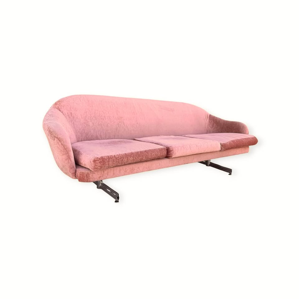 Vintage 1960's Mid Century Cameo Pink Crushed Velvet 3-Seater Ski Leg Egg Pod Sofa Couch