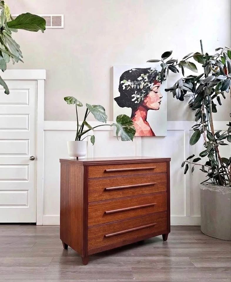 Vintage Mid Century Large Scale 4-Drawer Mahogany Chest of Drawers Dresser w/Sculpted Wood Integrate