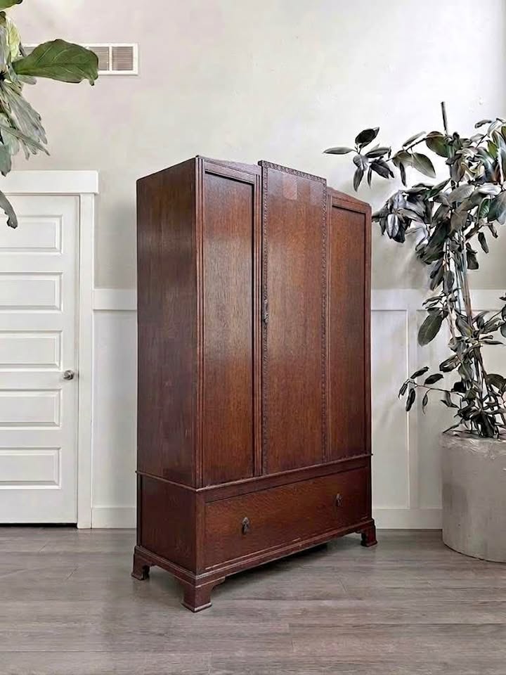 Antique early 20th-Century British Jacobean Revival Art Deco Transition Quarter Sawn Oak Wardrobe Ar