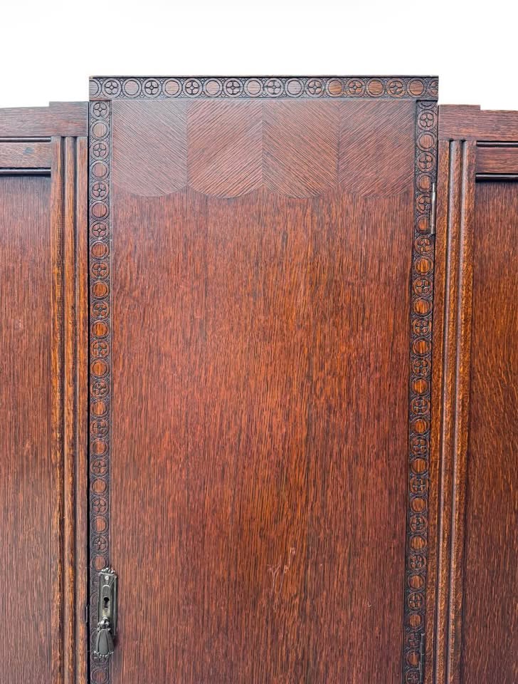 Antique early 20th-Century British Jacobean Revival Art Deco Transition Quarter Sawn Oak Wardrobe Ar