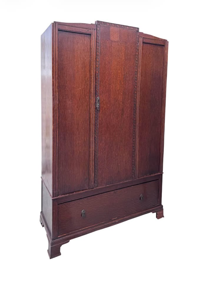 Antique early 20th-Century British Jacobean Revival Art Deco Transition Quarter Sawn Oak Wardrobe Ar