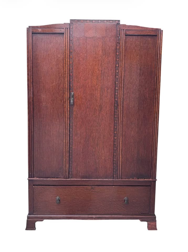 Antique early 20th-Century British Jacobean Revival Art Deco Transition Quarter Sawn Oak Wardrobe Ar