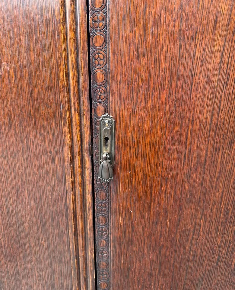 Antique early 20th-Century British Jacobean Revival Art Deco Transition Quarter Sawn Oak Wardrobe Ar