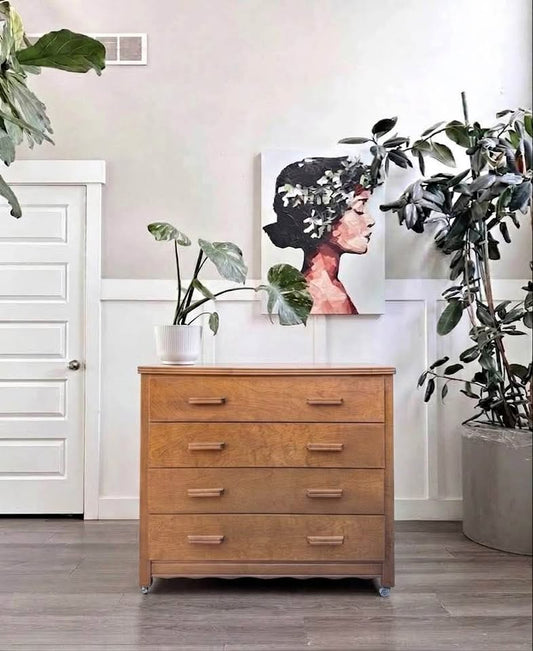 Vintage 4-Drawer Maple Wood Dresser Chest of Drawers w/Hand Carved Stacked Wooden Handles, Scalloped
